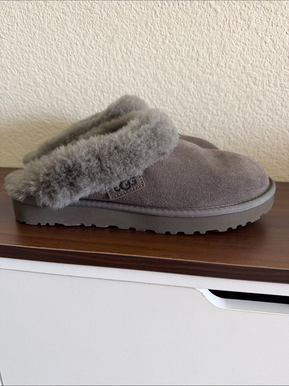 New UGG Women's Grey Suede Shearling Slip-On Mule slippers size 9